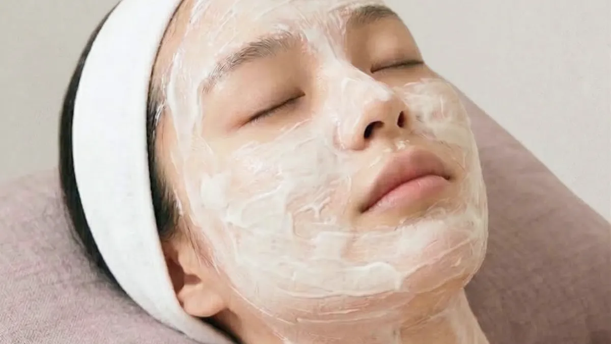시술 전 마취 준비 — 얼굴 전체에 마취 연고를 고르게 바른 뒤 흡수될 때까지 누워서 기다리는 모습