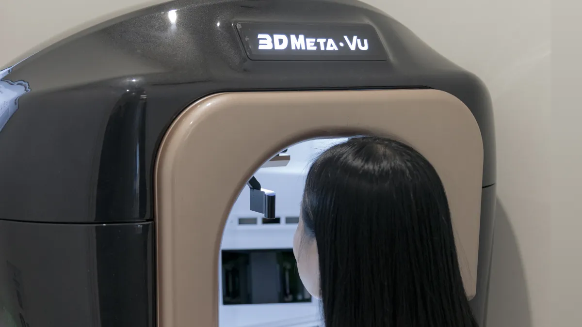 3D 메타뷰 진단 장비로 시술 전 얼굴 윤곽과 피부 상태를 미리 살펴보는 페슈의원의 피부 진단 과정